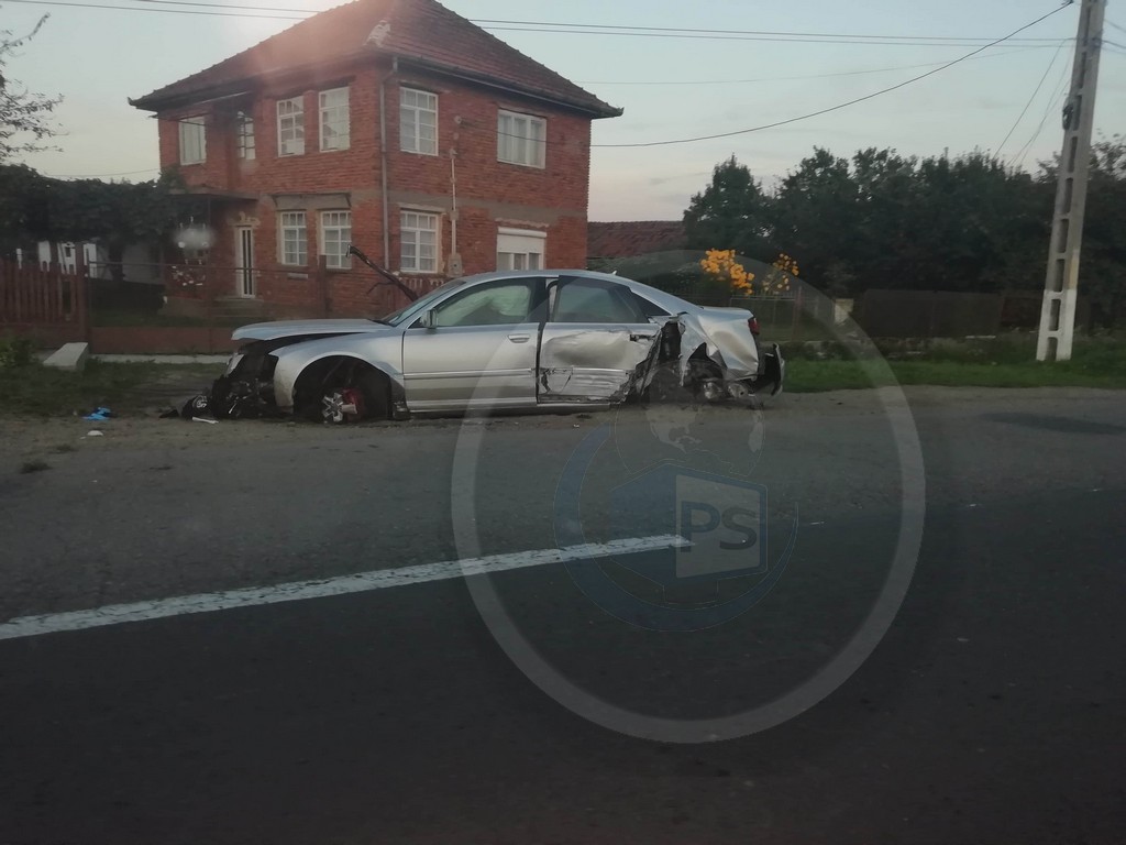 FOTO. Accident la Cărășeu. A intrat cu mașina în doi stâlpi de beton. Ce spun polițiștii