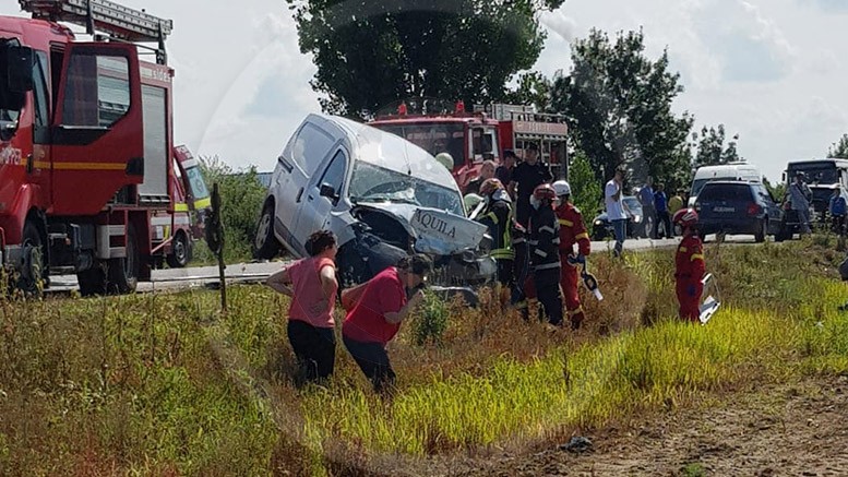 FOTO. Mașina unei școli de șoferi, lovită de o dubă, cu polițistul de față, în Satu Mare