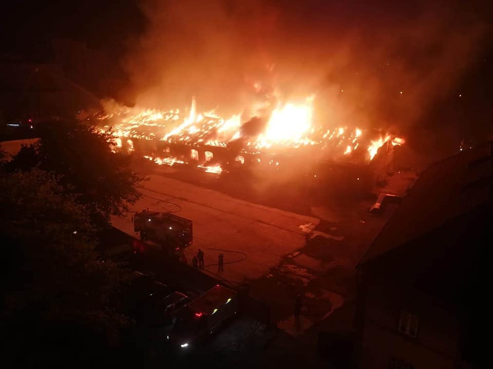 FOTO/VIDEO. Incendiu de proporții în județul vecin. Piața Cetate din Oradea, mistuită de flăcări
