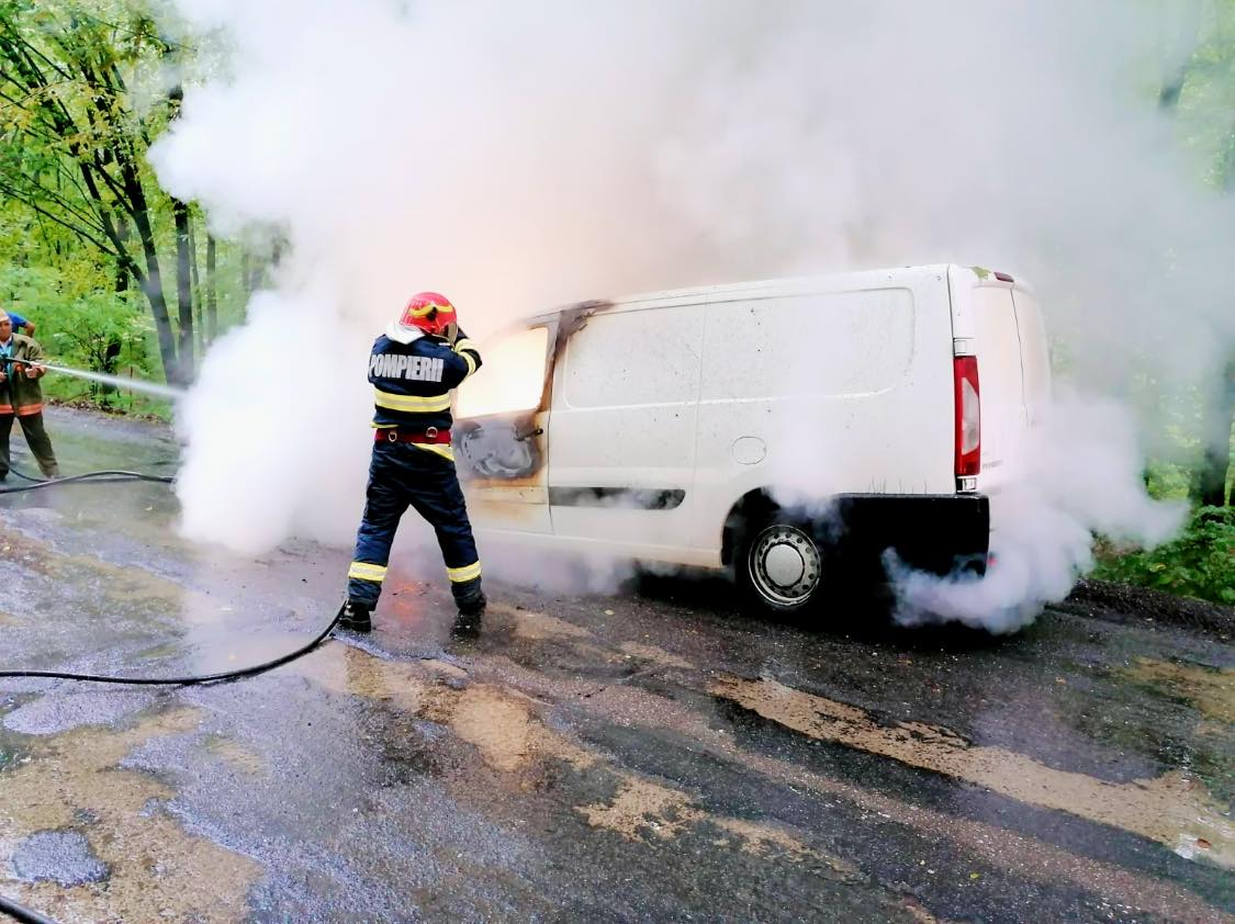 FOTO. Mașină în flăcări pe DN19, în județul Satu Mare. Trafic blocat