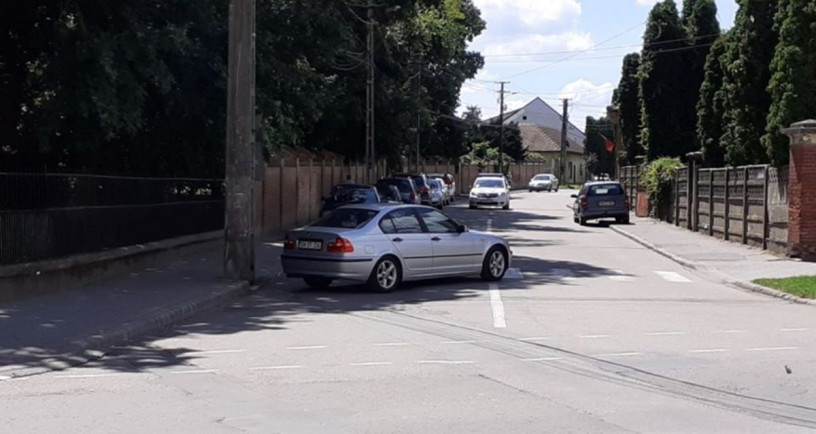 FOTO. Stradă blocată de un BMW, ”staționat” pe trecerea de pietoni