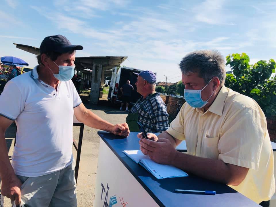 FOTO. Primarul din județul Satu Mare care ține audiențele în aer liber