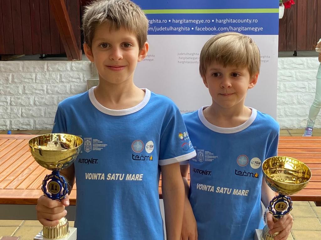 FOTO. Frații Kovacs, micuții șahiști de aur ai județului Satu Mare. Din nou pe primul loc