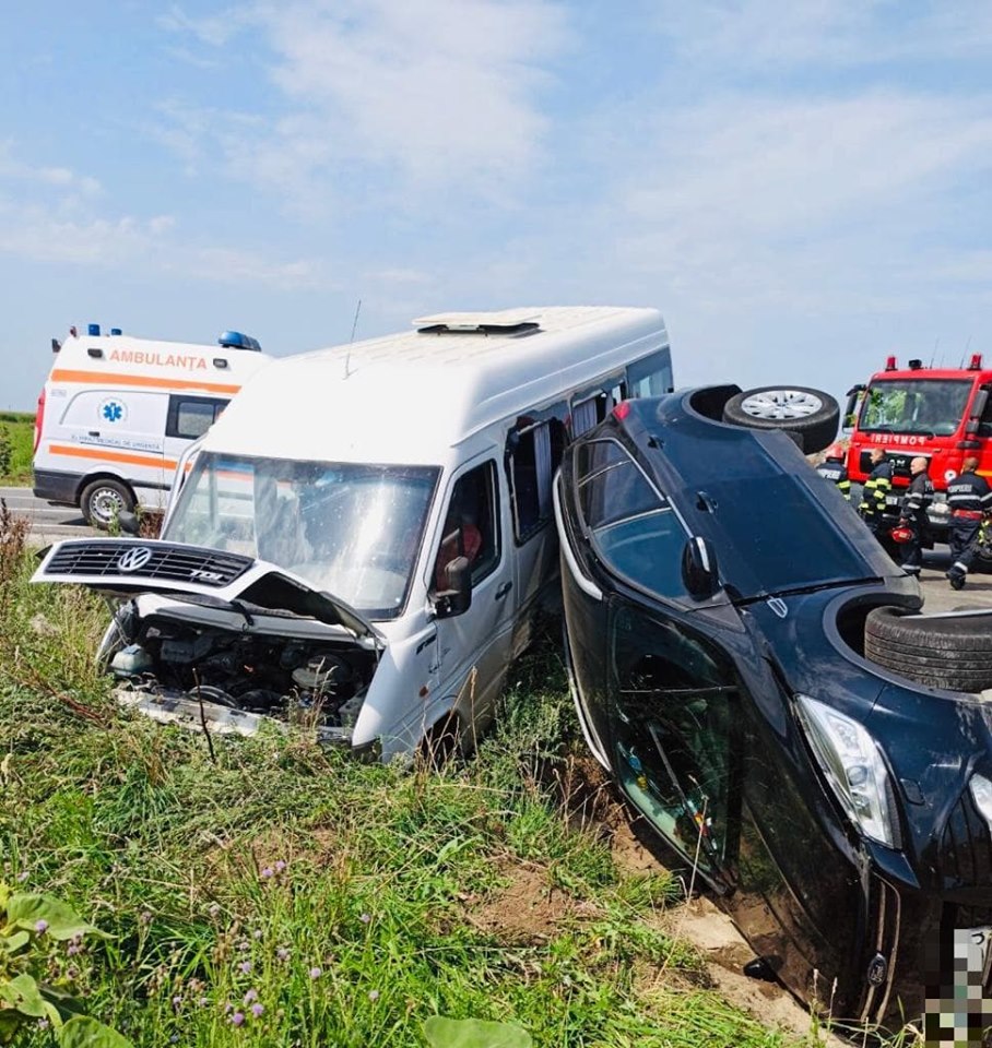 FOTOGALERIE. Plan roșu în județul Satu Mare! Accident între microbuz și mașină