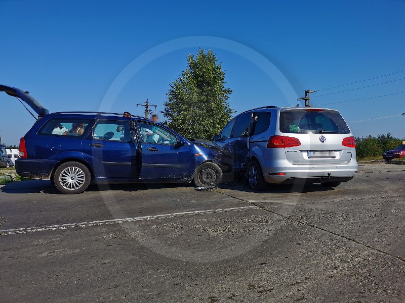 FOTOGALERIE. Accident cu scandal pe Drumul Botizului. Impact între două mașini
