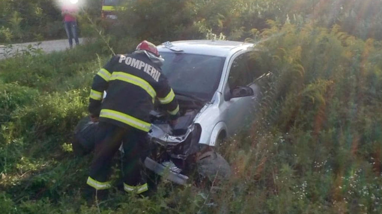 FOTO. Accident cu victime la limita de județ. Impact între un autotren și un autoturism