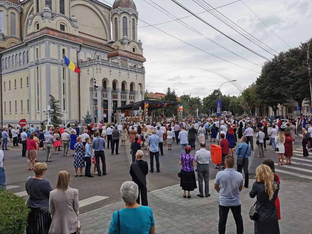 FOTOGALERIE. Sfințire de Catedrală în Satu Mare. Peste o mie de credincioși, circulație blocată