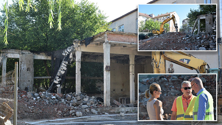 FOTO. Mai dispare o clădire dezafectată! Au început lucrările. Cum va arăta noua construcție