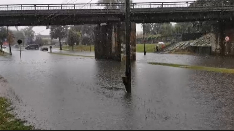 FOTO/VIDEO. Apă adâncă în pasajul de pe Botizului. Șoferii, rugați să găsească rute alternative