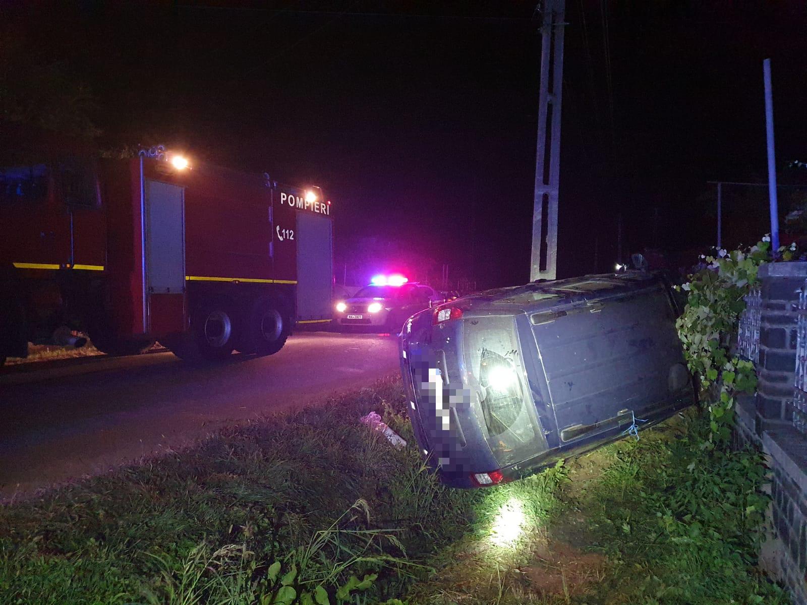 FOTO. Accident grav în județul Satu Mare! Mașină răsturnată, două victime încarcerate