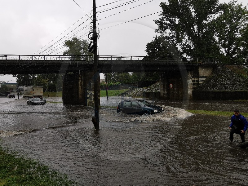 FOTO/VIDEO. Elmosta az eső Szatmárnémetit