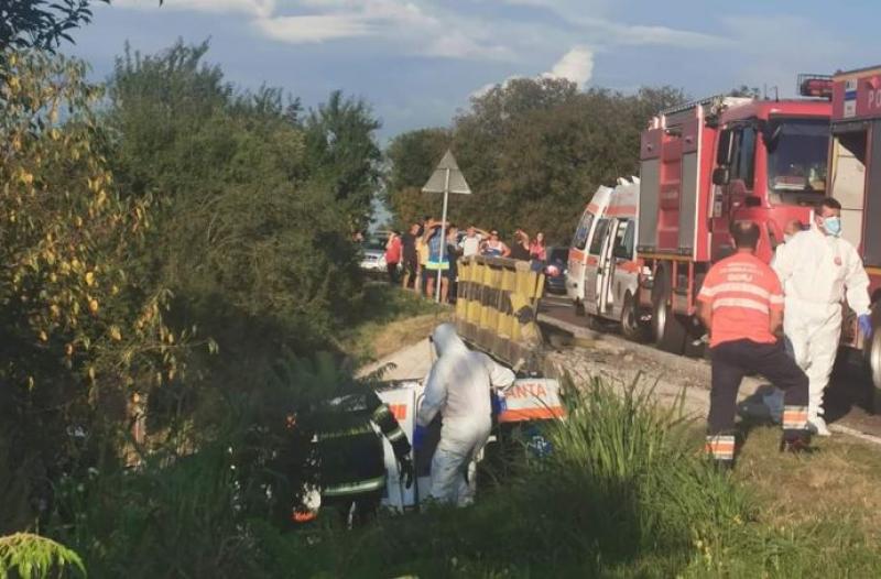 FOTO. Pacientă cu COVID, decedată în ambulanța care a căzut de pe un pod