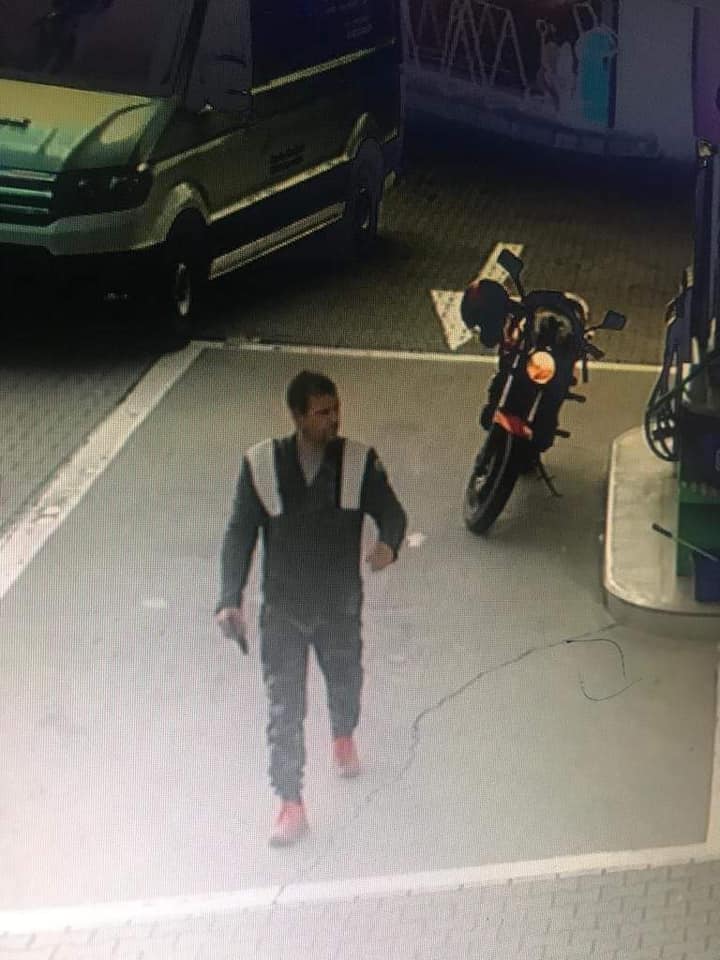 FOTO. Motociclistul care a luat mii de euro dintr-o benzinărie din Satu Mare, lovit de conștiință
