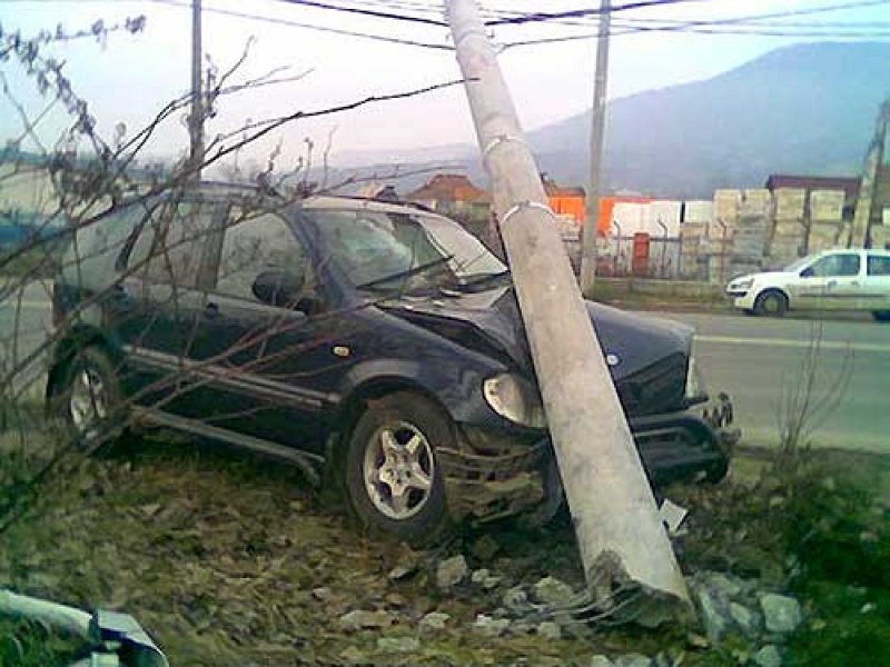 Sătmăreanul a băut bine, apoi s-a urcat la volan. S-a oprit într-un stâlp