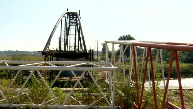 VIDEO. Pod de milioane de euro, lăsat pe malul Someșului. Oamenii trec cu bacul și bețele