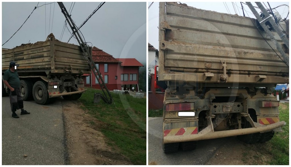 FOTO. Accident în județul Satu Mare. Camionul viceprimarului a rupt un stâlp, lăsând casele fără curent
