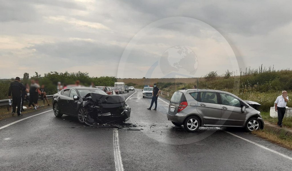 FOTOGALERIE. Accident frontal între două mașini, cu cinci victime, în județul Satu Mare!