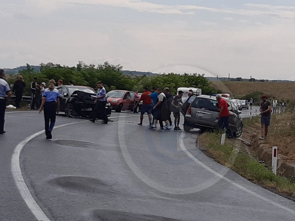 FOTOGALERIE. Accident frontal provocat de o șoferiță neatentă, în județul Satu Mare