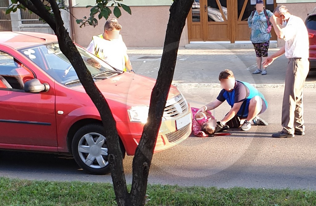 FOTO. Accident foarte grav în municipiul Satu Mare. Femeie lovită de o mașină