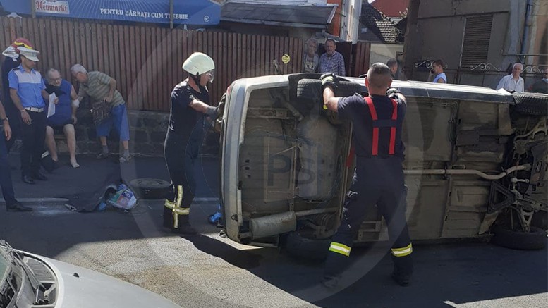 FOTOGALERIE. Un vârstnic s-a răsturnat cu mașina pe o stradă din Satu Mare