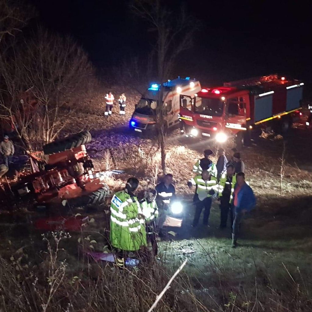 Beat și fără permis, s-a răsturnat cu tractorul. Minor prins sub vehicul!