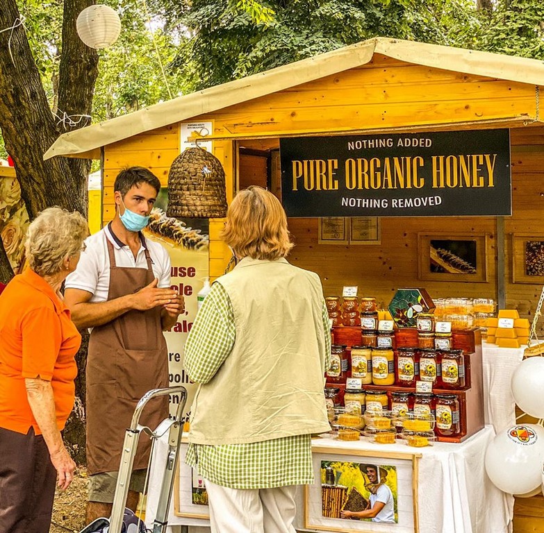 Târg de produse tradiționale din județ, în superbul parc din Carei