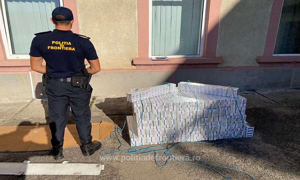 FOTO/VIDEO. Sătmărean, prins cu țigări de contrabandă. Le-a ascuns în tavanul microbuzului