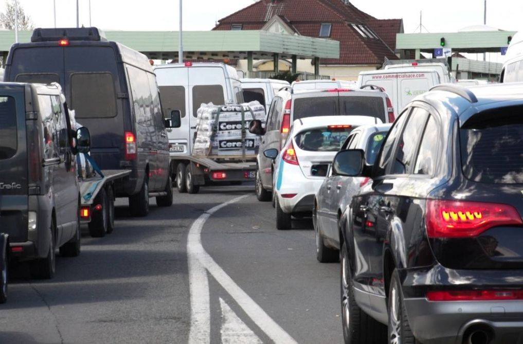 Prefectura vrea punct special pentru navetiștii transfrontalieri în județ. Polițiștii maghiari, rugați să lucreze mai repede