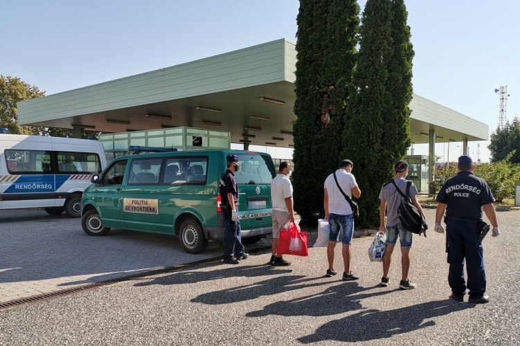 Átadták a román hatóságoknak a Csengerben elfogott határsértőket