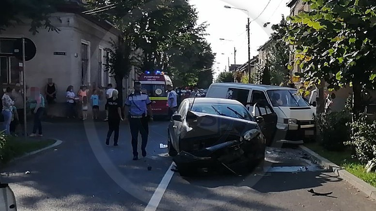 FOTOGALERIE. Accident cu victimă, provocat de o șoferiță, în municipiul Satu Mare