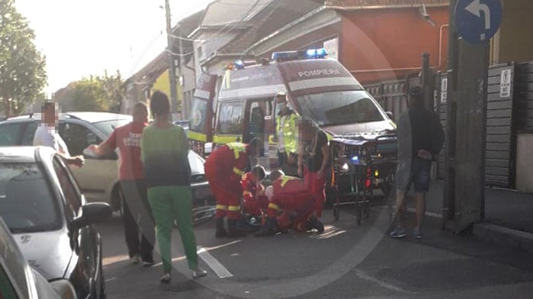 FOTO. Biciclistă în stare gravă, după ce a fost lovită de mașină, în municipiul Satu Mare