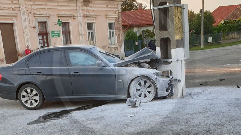 FOTO/VIDEO. Accident în județul Satu Mare. A intrat cu BMW-ul într-un stâlp. Șoferul este un polițist