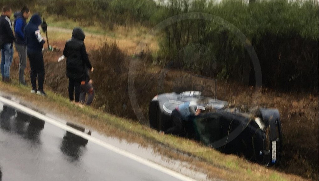 FOTO. Accident în județul Satu Mare. S-a răsturnat cu BMW-ul direct în șanț