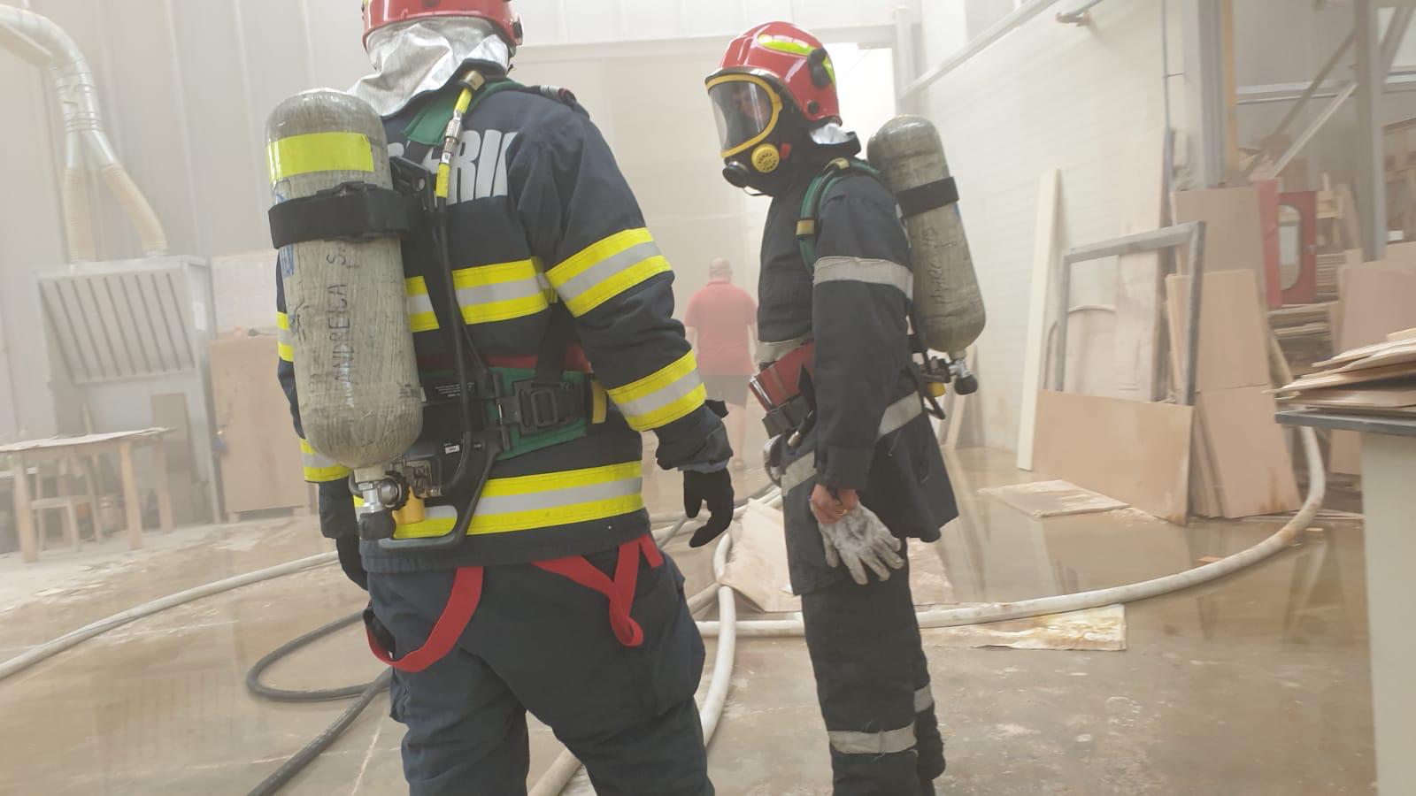 FOTO. Incendiu la o fabrică din Ardud. Au intervenit pompierii cu multiple autospeciale