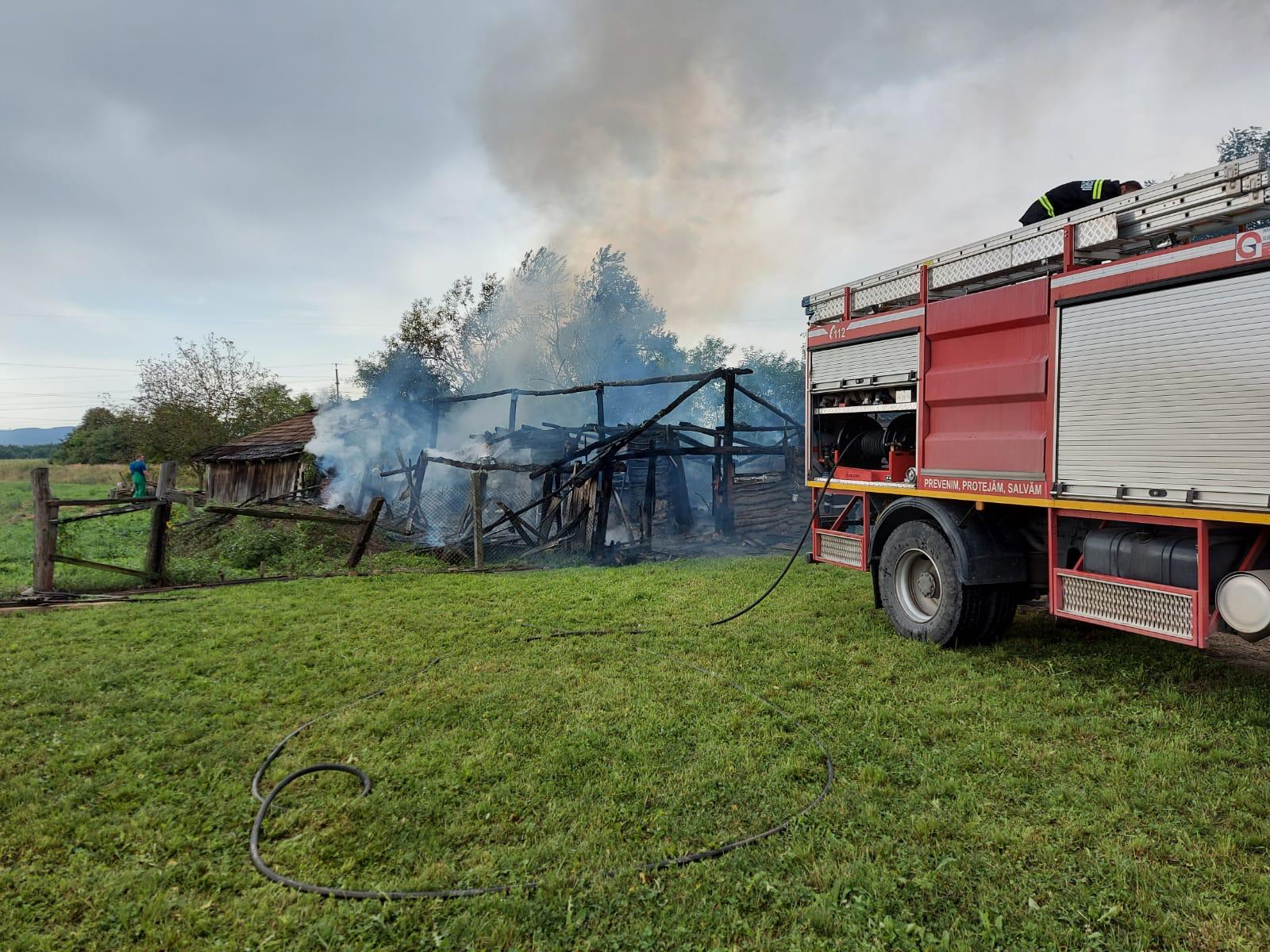 FOTO. Un nou incendiu în județul Satu Mare. Au intervenit pompierii din trei localități