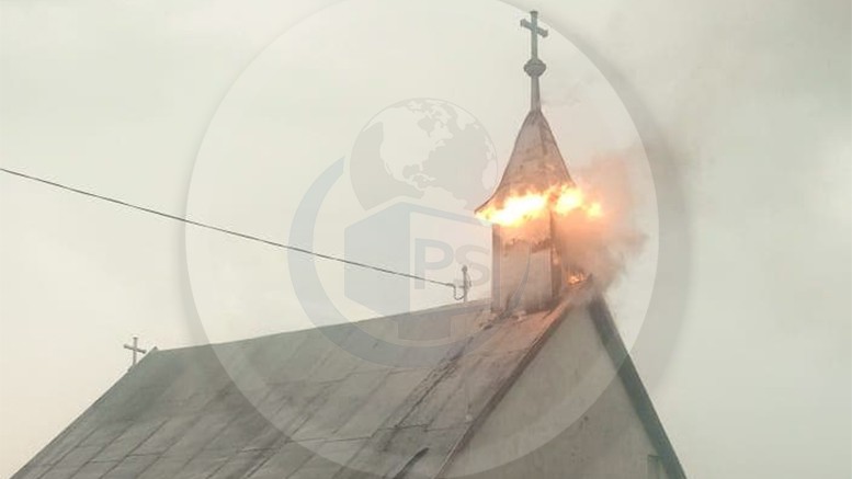 FOTO. Biserică lovită de trăsnet în municipiul Satu Mare! A luat foc imediat!