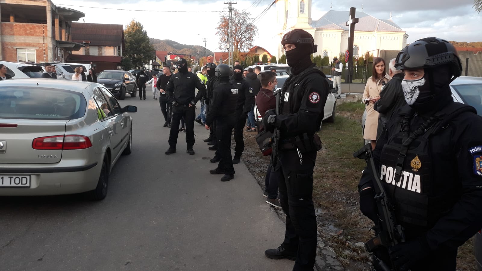 FOTOGALERIE. Haos la votare! Au intervenit mascații la o secție din județul Satu Mare!