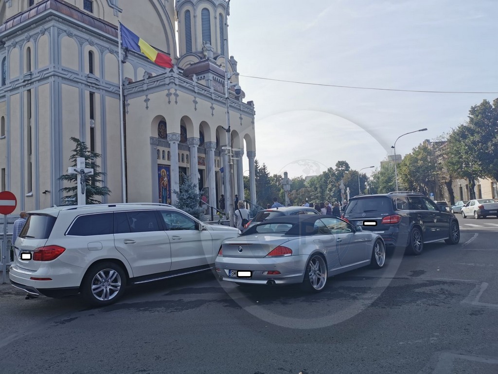 FOTO. Merg la biserică, dar manifestă dispreț față de bunul-simț! Cu bolizii până în pragul curții