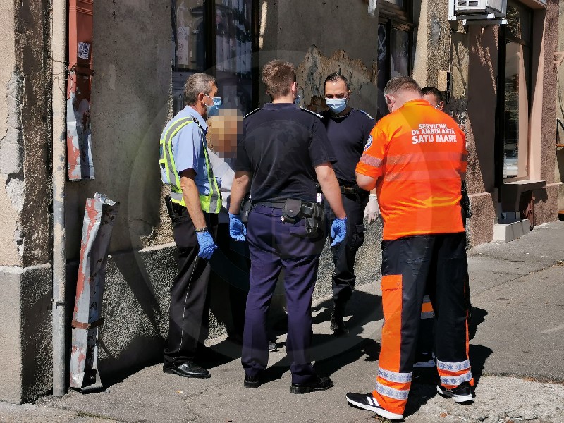 FOTO/VIDEO. Femeie agresivă, luată din centrul municipiului Satu Mare. A intervenit Poliția