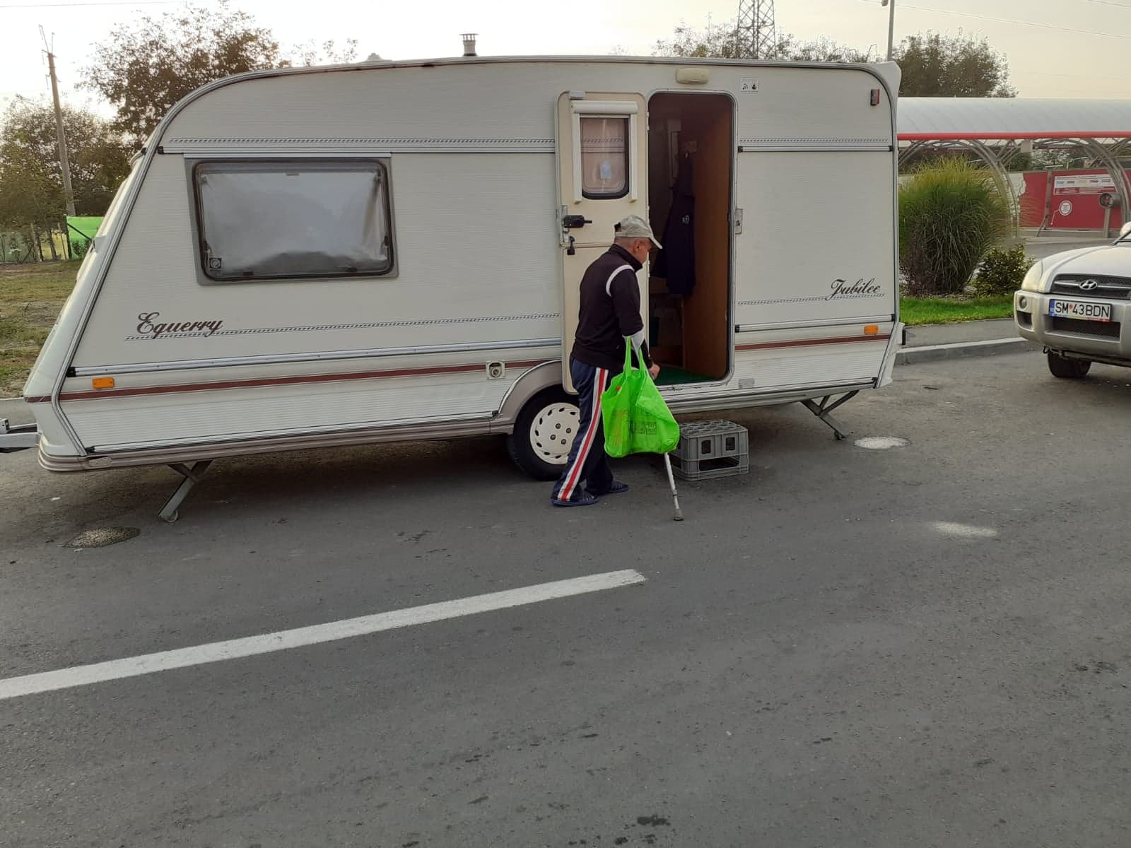FOTO. Sătmăreanul care își trăiește bătrânețea într-o rulotă va fi internat într-un centru rezidențial