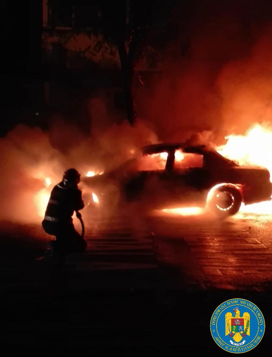 FOTO/VIDEO. Pompierii au stabilit cauzele care au dus la distrugerea totală a Jaguar-ului în Micro 16