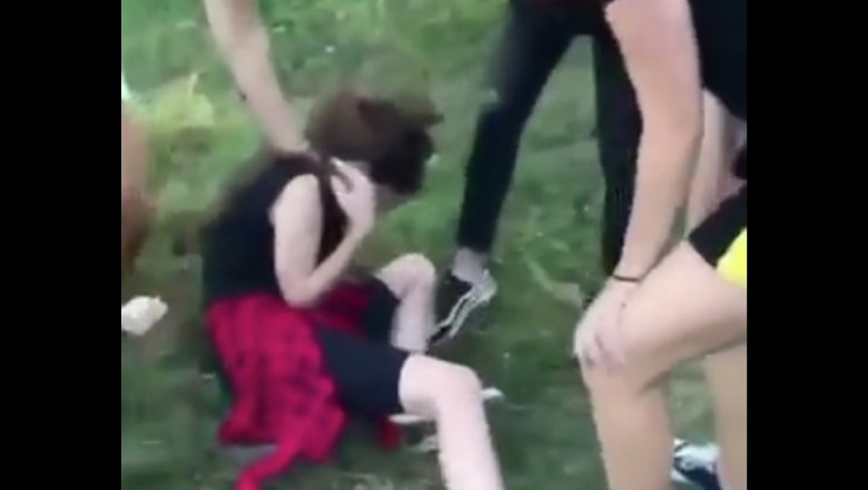 VIDEO. Imaginile care au șocat România! Minoră (14 ani) reținută după ce a bătut și umilit o altă fetiță (13 ani)