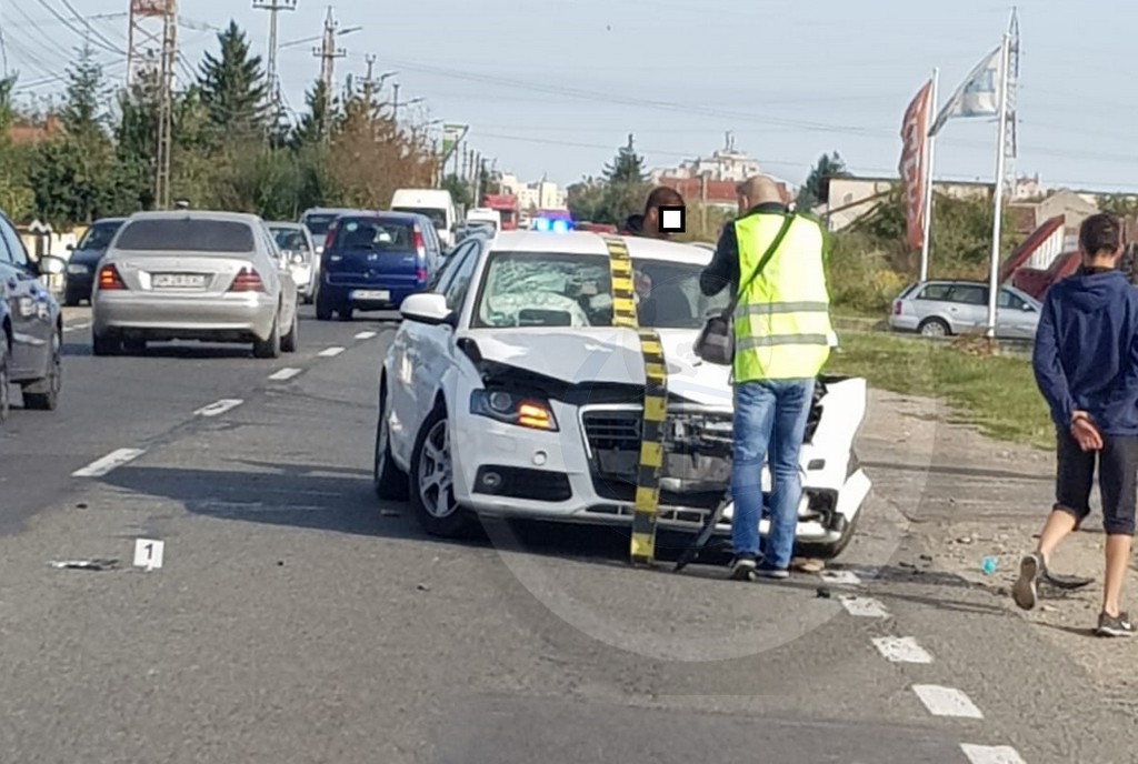 FOTOGALERIE. Accidentul în lanț, de pe B-dul Lucian Blaga, produs de un tânăr șofer (22 de ani)