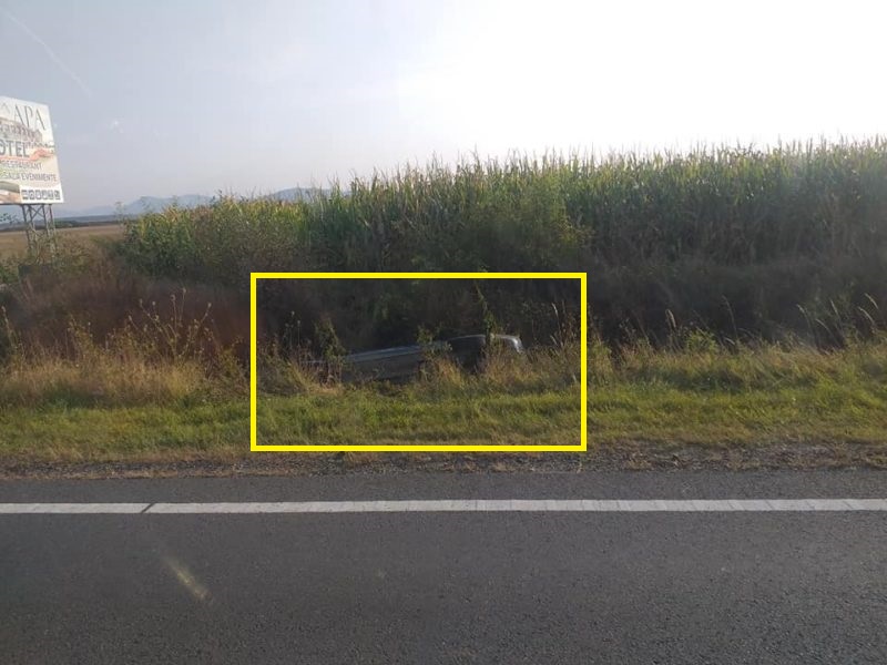 FOTO. O șoferiță s-a răsturnat cu mașina în șanț, în județul Satu Mare