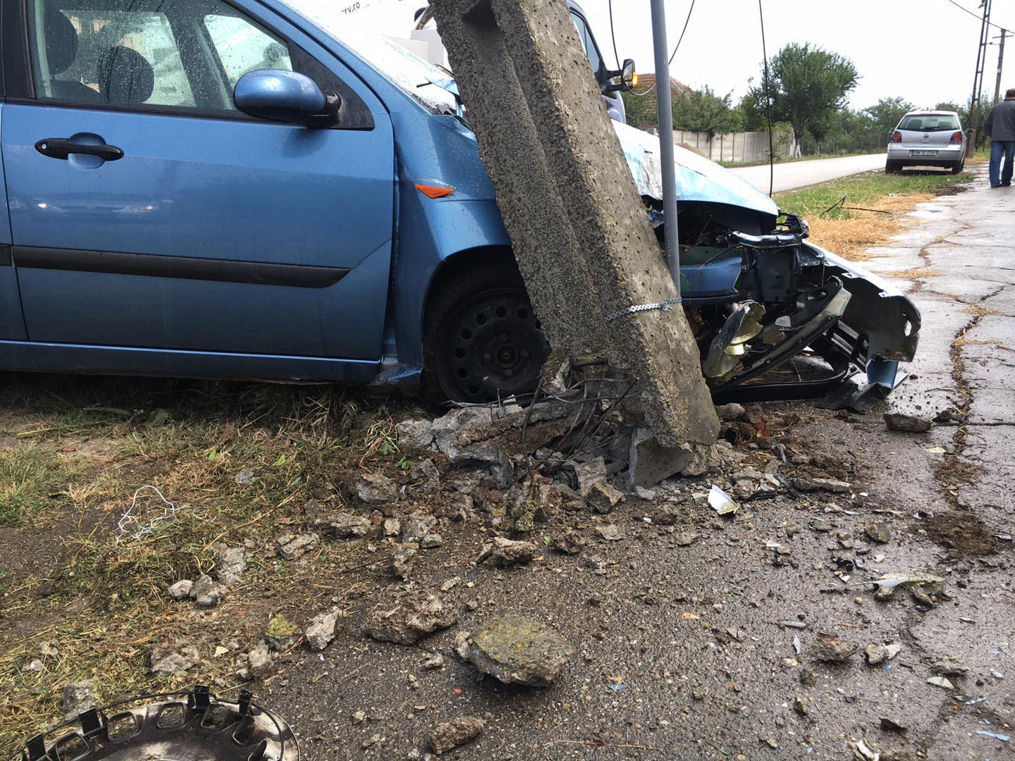 O șoferiță s-a oprit cu mașina într-un stâlp de electricitate, în județul Satu Mare