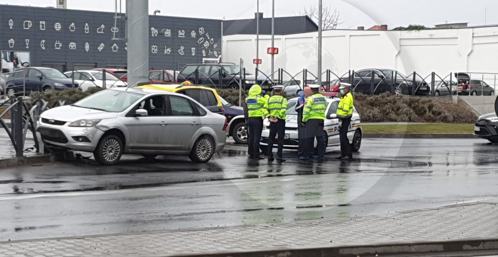 FOTOGALERIE. Un șofer s-a înfipt cu mașina în gard, lângă Kaufland. Patru echipaje de Poliție la intervenție