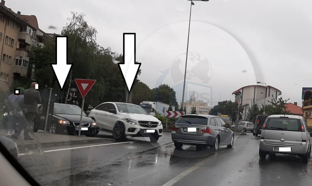 FOTO. Accident în sensul giratoriu de la Kaufland. Volvo vs Mercedes