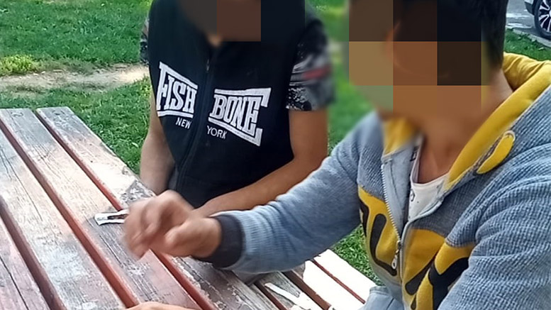 FOTO. Tinerii fumează țigări cu substanțe psiho-active în plină zi, în municipiul Satu Mare