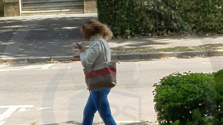 FOTOGALERIE. Femeie dubioasă pe lângă o școală! Acuzată că ar racola copii. Ridicată de polițiștii sătmăreni