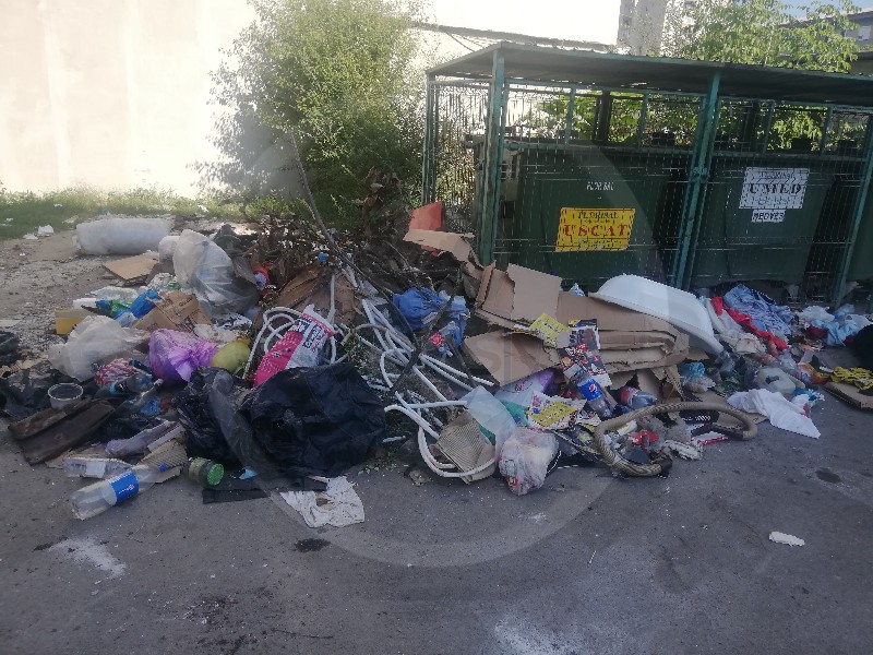 Ce amenzi riscă sătmărenii care își aruncă hainele la gunoiul din fața blocului. Avertizarea transmisă de autorități